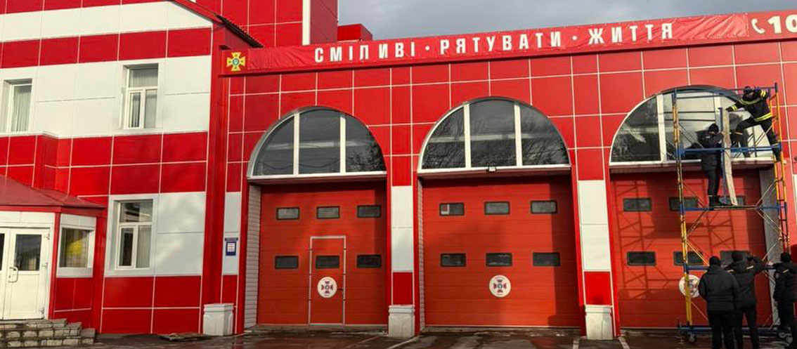 Облицовка фасада пожарной части композитными панелями